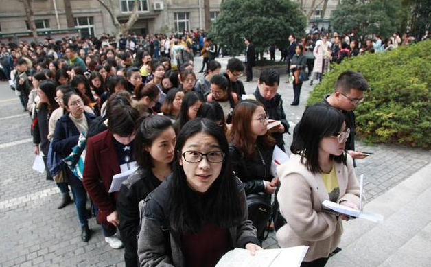 公务员的工资待遇（985硕士晒公务员6年的真实收入）