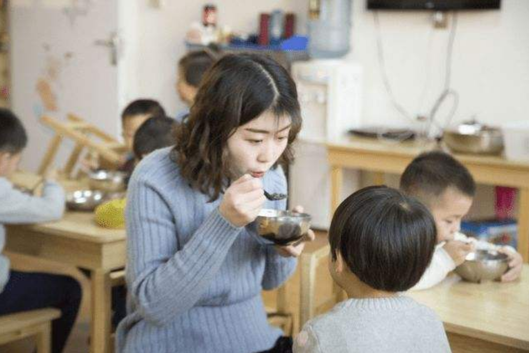 90后女幼师抱怨“挣得少”，晒出工资条后，家长眼红：别不知足