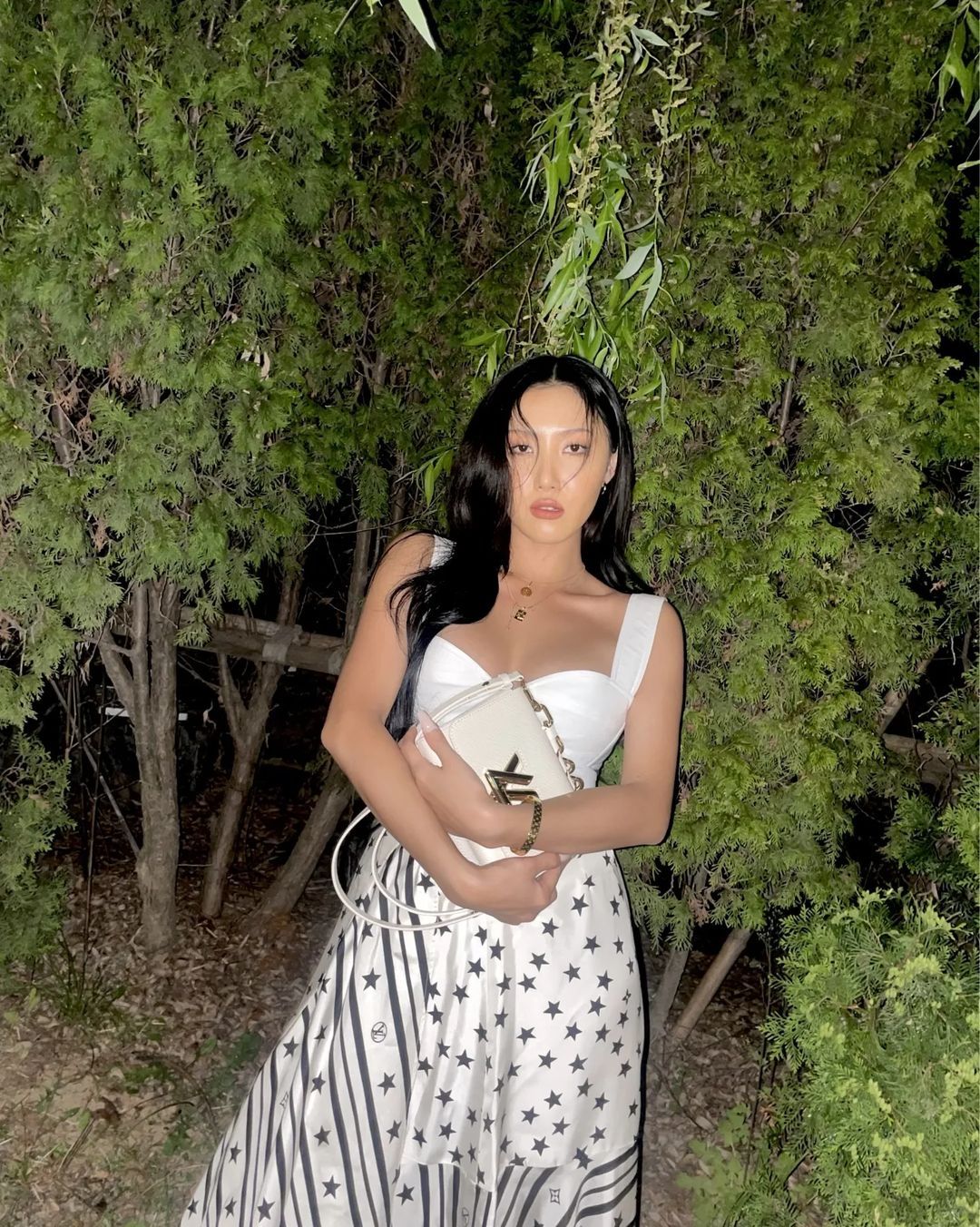 比基尼款上衣mamamoo华莎晒近照秀出事业线和傲人身材