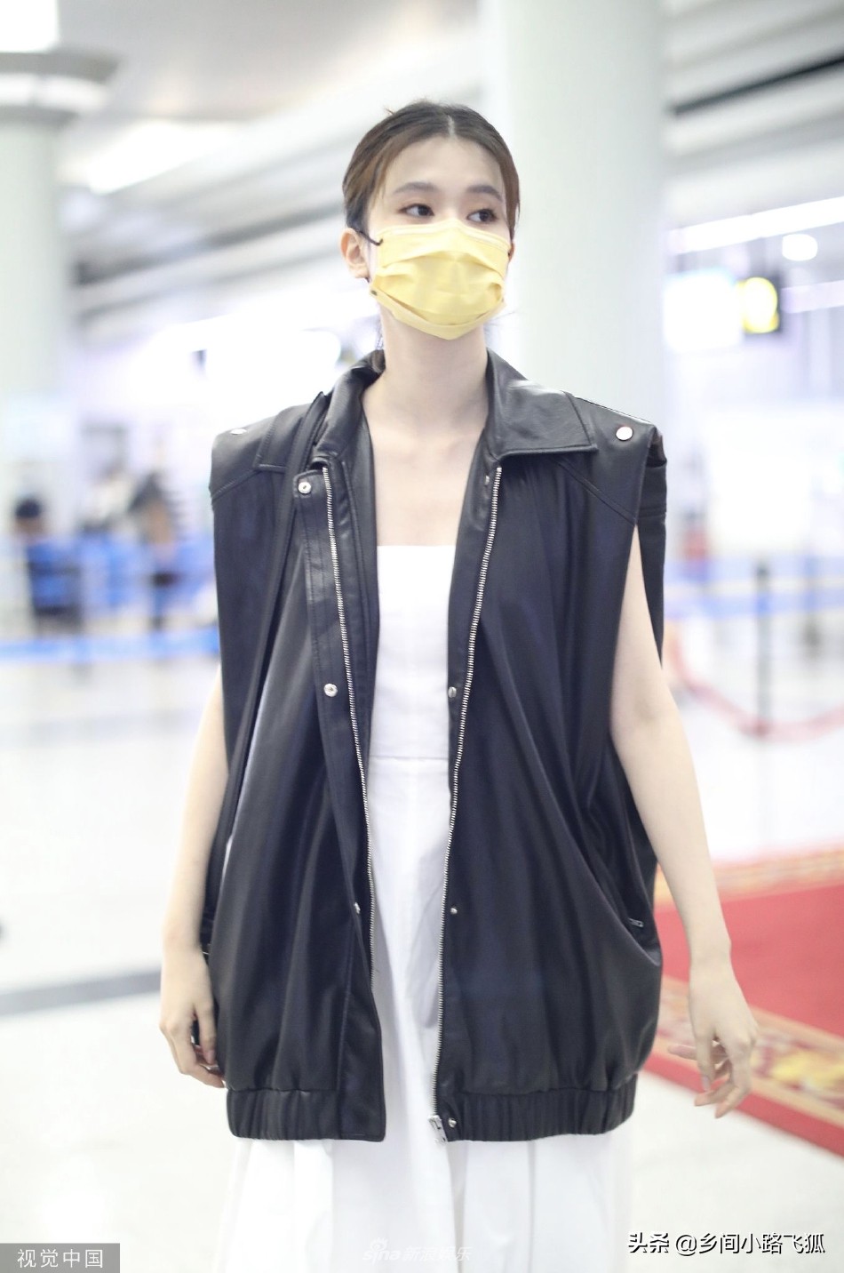 乔欣现身机场口罩遮面 穿黑色皮马甲对镜比耶