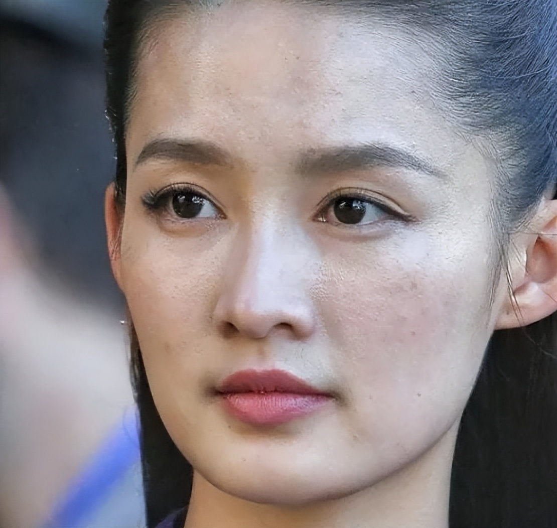 痘痘脸、赘肉、五五分！生图里的女星，让我看见了人间真实