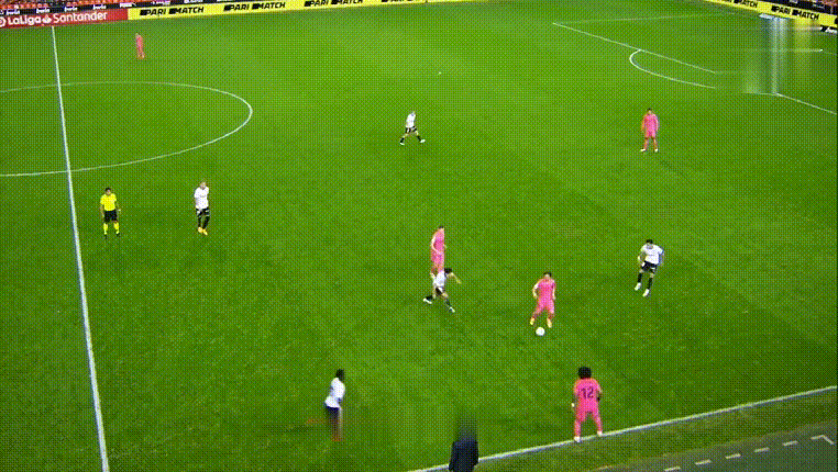 典礼中场的由来（典礼中场-中场位置的完美模板，巨舰起航的关键助力）