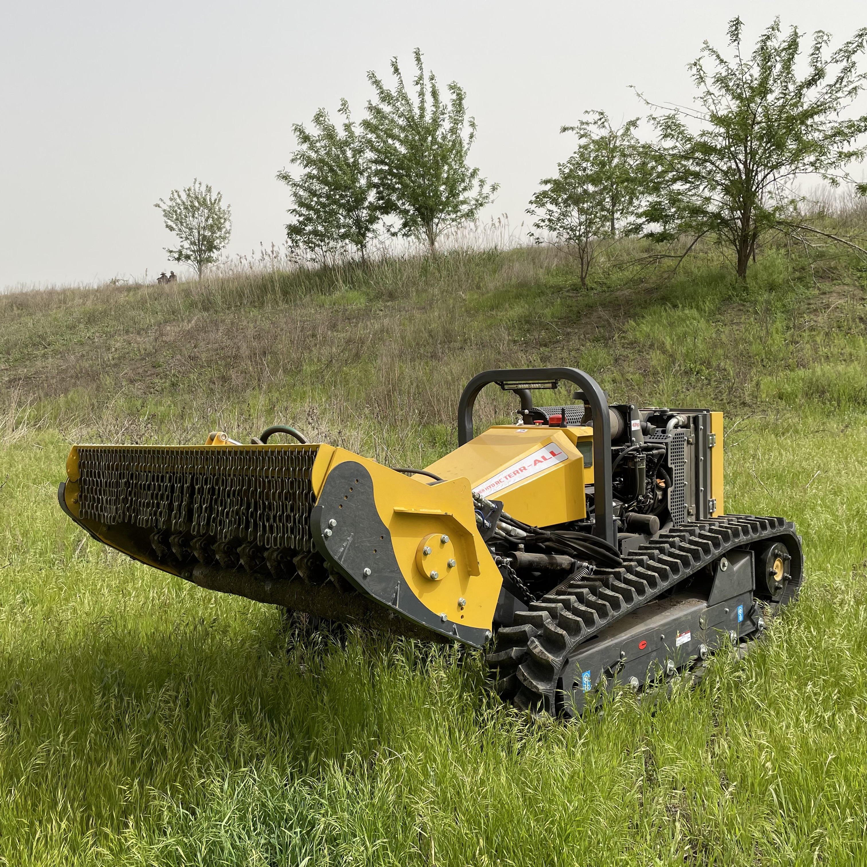 全遥控大坡度护坡割草机,全地形公路养护液压平台