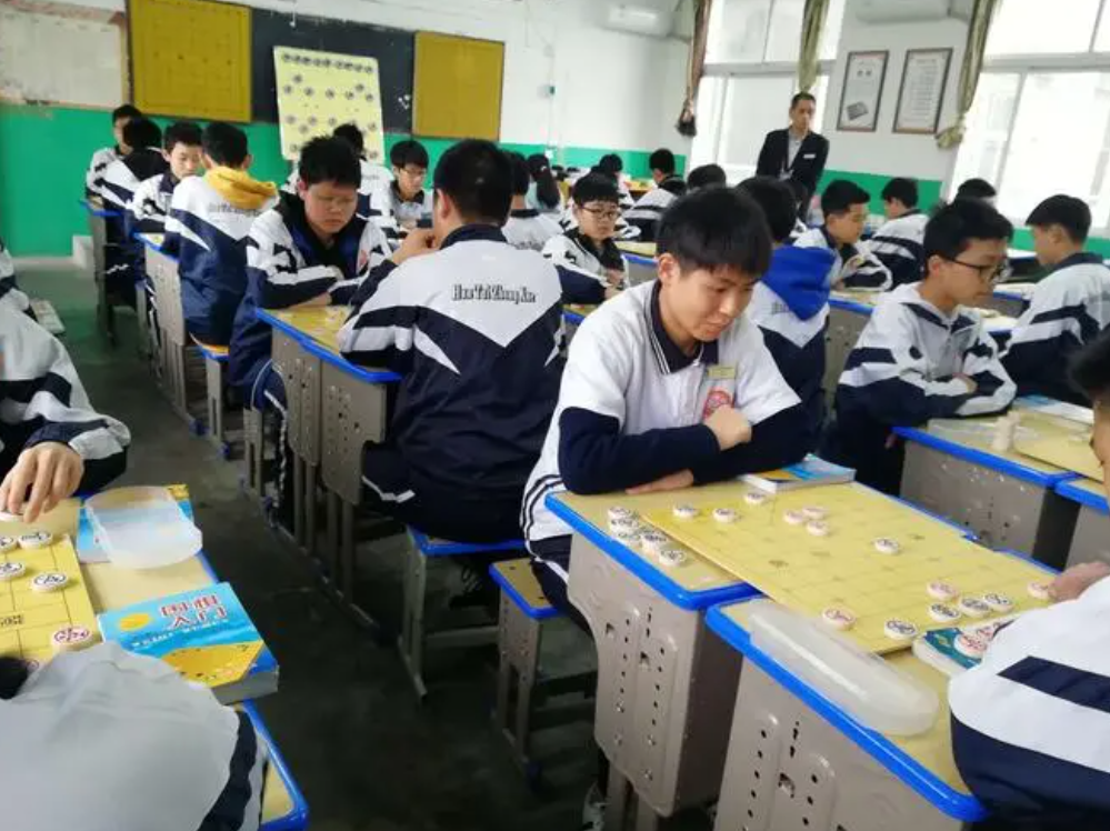 大学生有偿补课被举报，帮亲戚补习也不行？网友暗讽：你没事吧