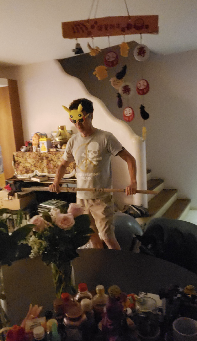 60岁吴镇宇庆祝21周年结婚纪念日，费曼晒全家福，妈妈罕见出镜