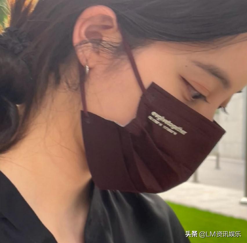 欧阳娜娜随手拍：丸子头，夕阳下的造型，好温柔