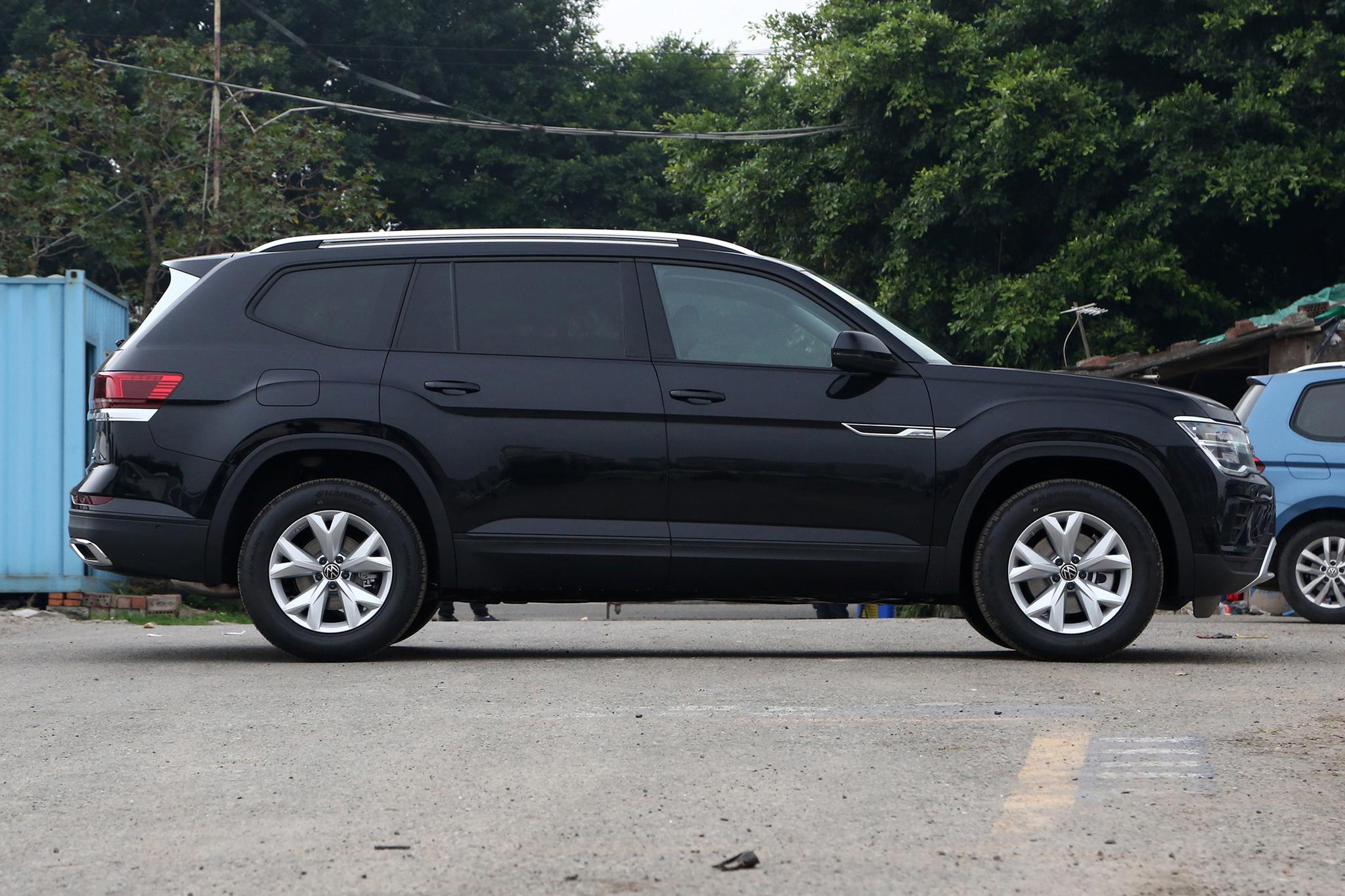 30万左右，我会选3台中大型SUV，254马力+全时四驱，实用还有面子