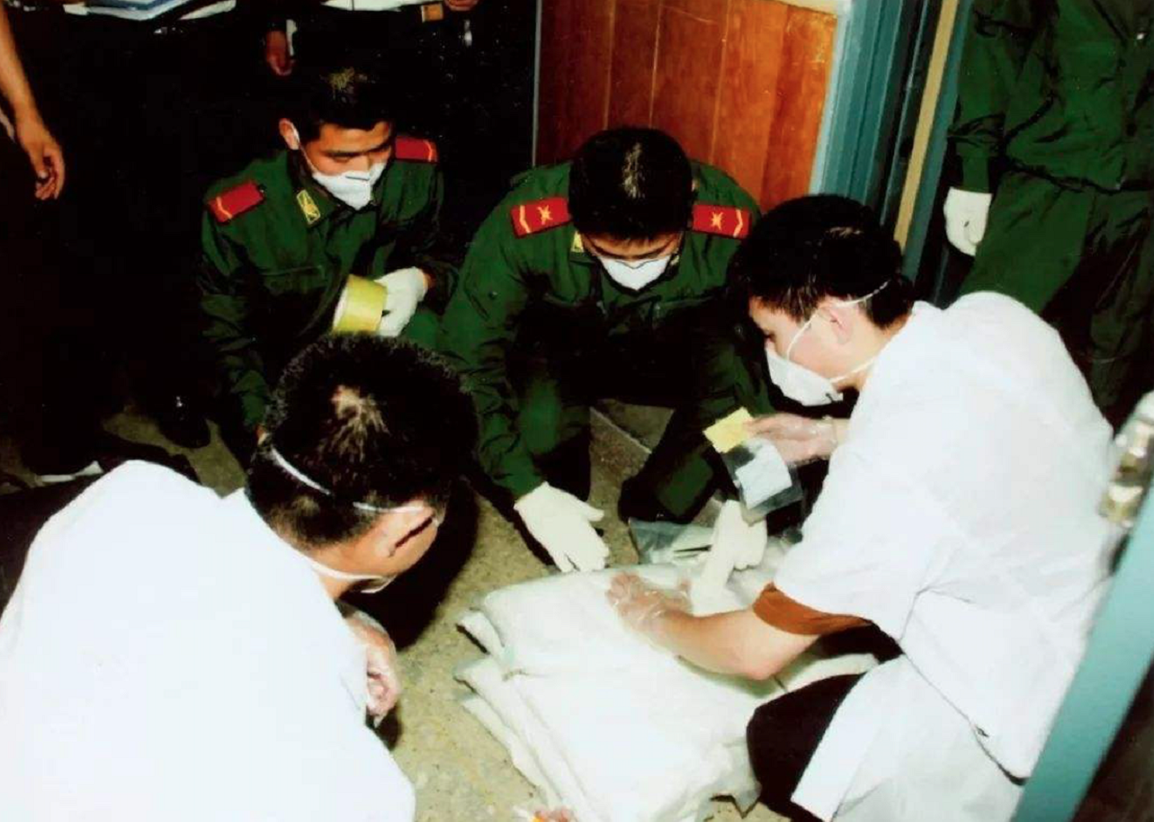 2003年，烟台一夜总会情侣出租屋遇害，警方凭一张快递单查出凶手