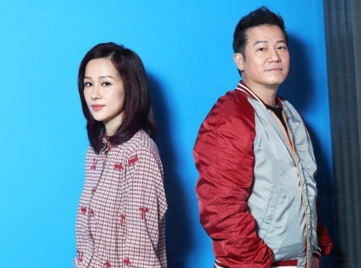 文颂娴一家三口吃自助餐过圣诞,富商老公高大帅气,女儿太像爸爸
