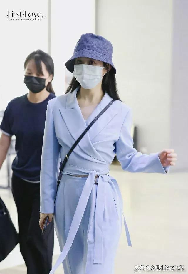 赵丽颖出席艺术家协会代表大会 一身蓝色套装精致干练