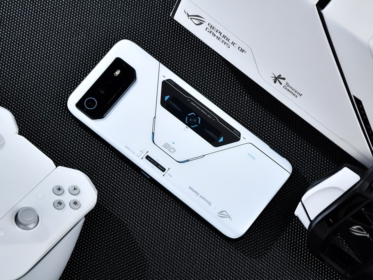 骁龙8+被榨干 腾讯ROG游戏手机6Pro图赏