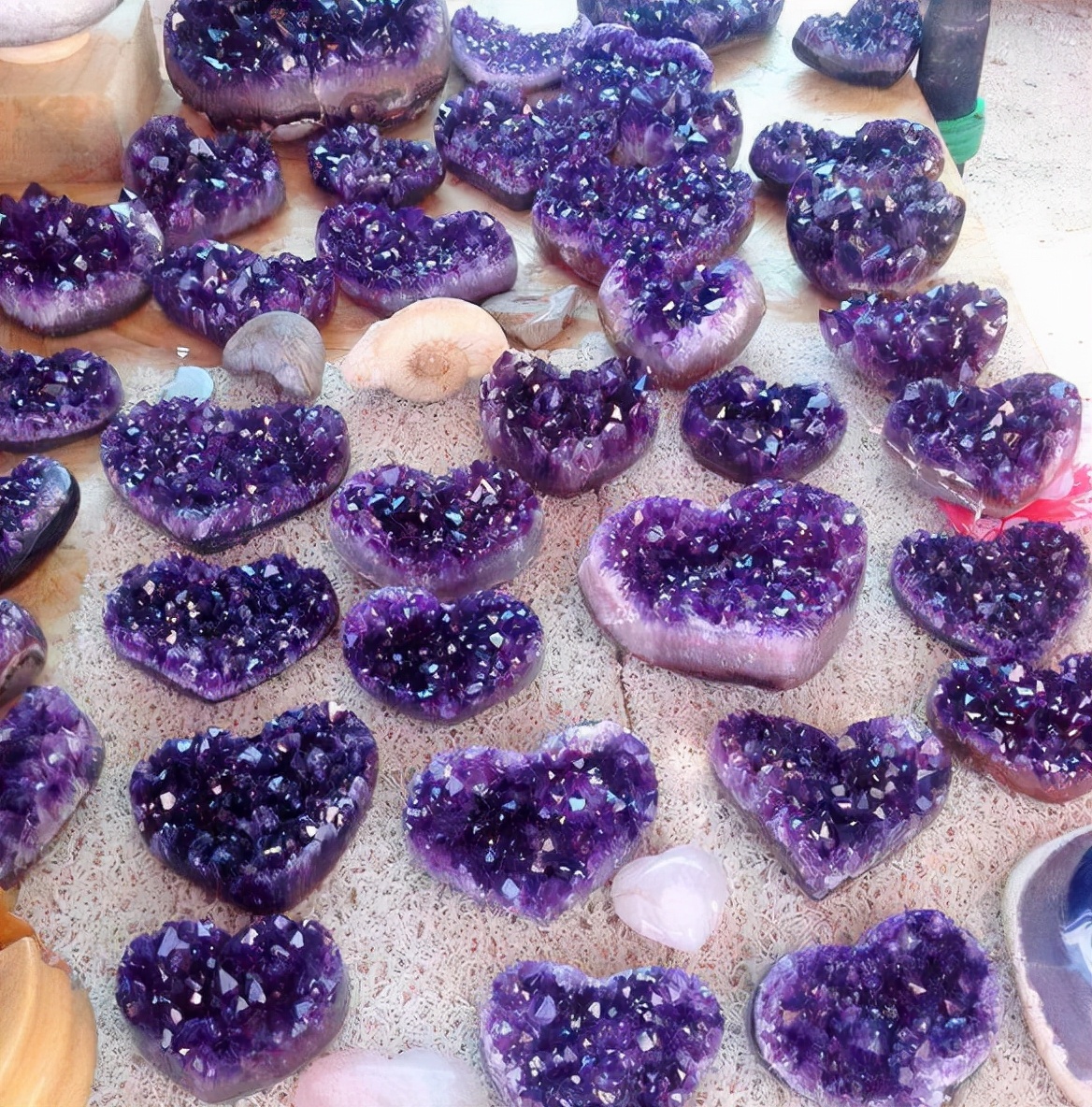 乌拉圭盛产大理石,紫水晶,玛瑙,因国土形状像一块宝石,又被称为"钻石