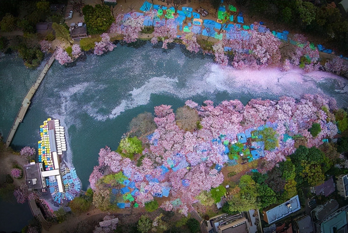 地下教主操纵的恐怖毒气，东京居民瞬间陷入地狱。