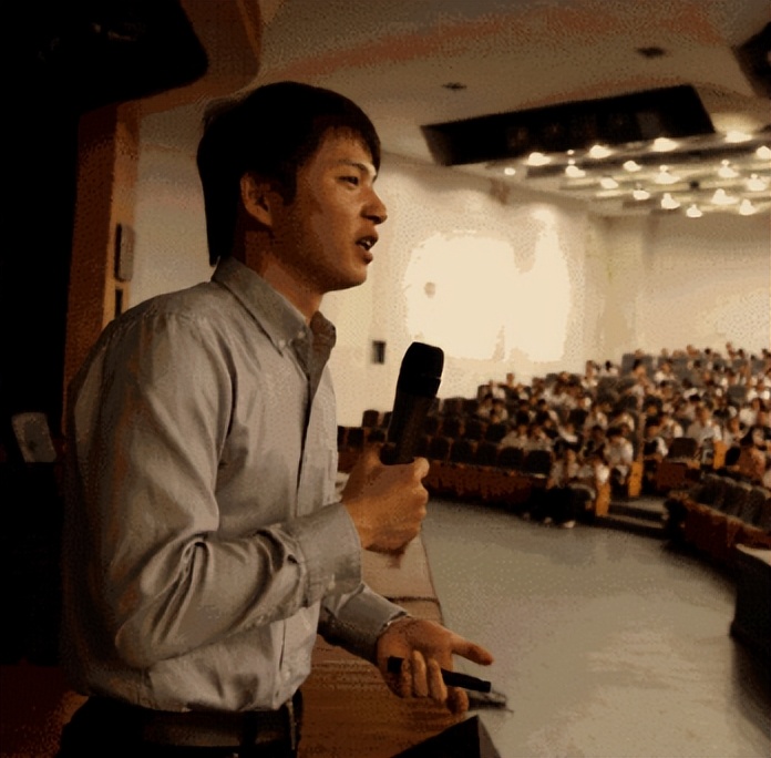 卷款5.4亿，连夜跑路！昔日的北大学霸，人设崩了