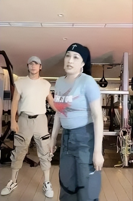 最钟情于直播（钟丽缇钟情于健身直播！她老公却到竞争对手直播间助力？）