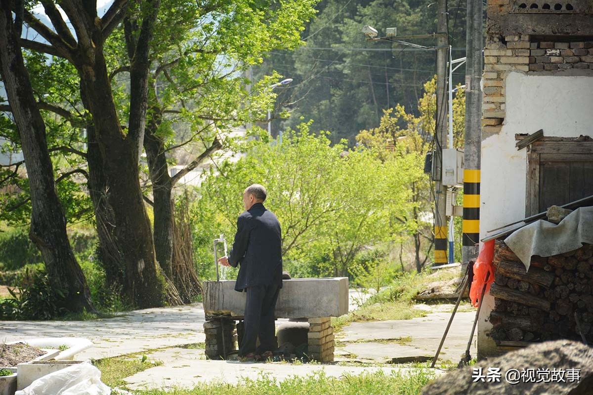 老伴去世儿女在外，71岁大爷独居2栋楼房，看生活成啥样