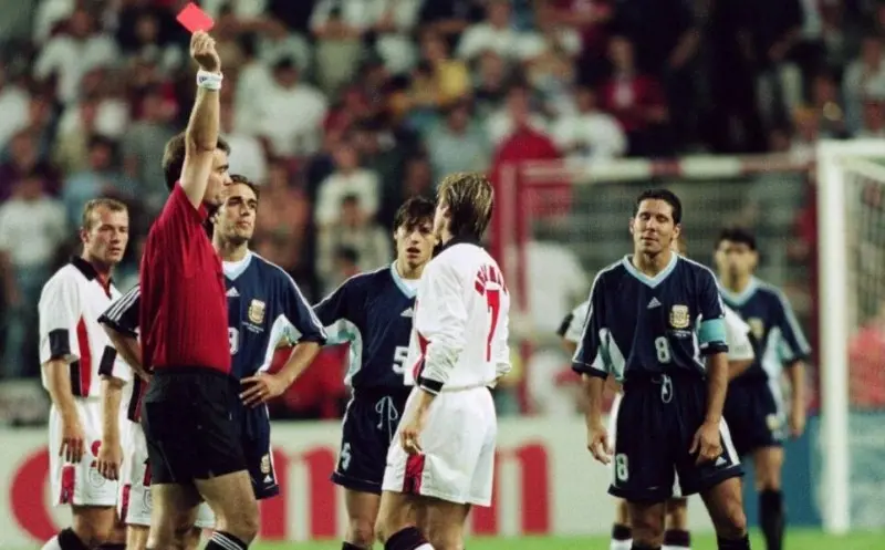 世界杯经典战役有哪些（苏牙单人拦网、C罗霸气戴帽、梅西意外助攻，世界杯22大经典比赛）