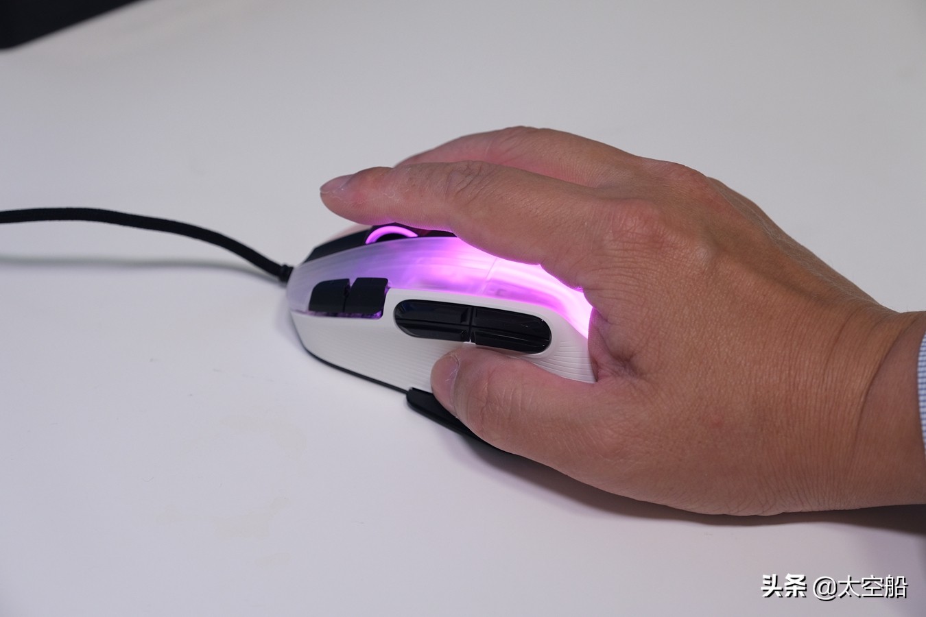 15个物理按钮，3D RGB灯效加持，冰豹Kone XP游戏鼠标评测