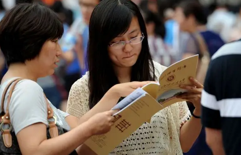 法学成新“天坑”专业？五院四系就业率不足20%，文科生又遭打击