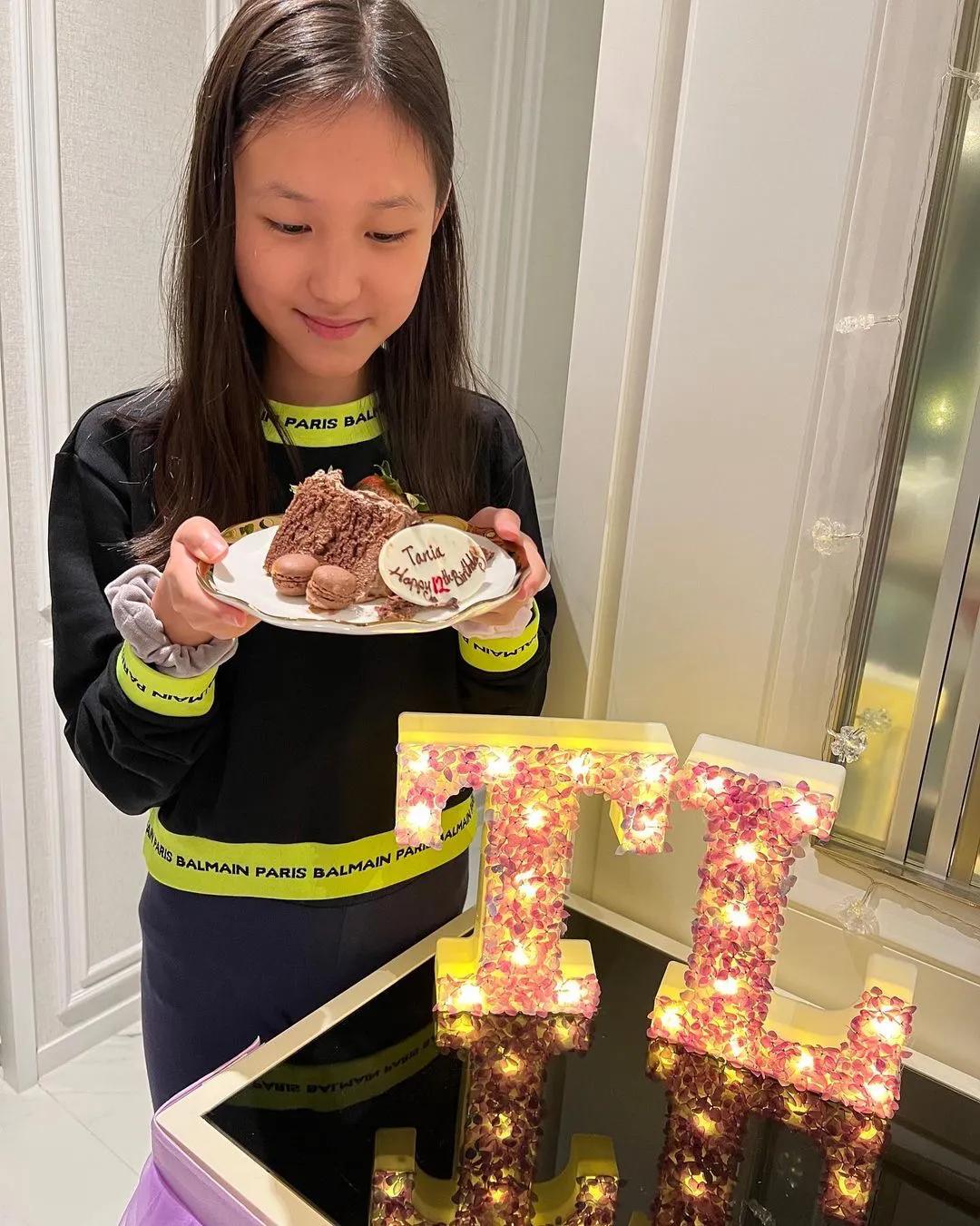 郭可盈晒全家福为女儿庆生，12岁津津清秀甜美很有气质，还是学霸