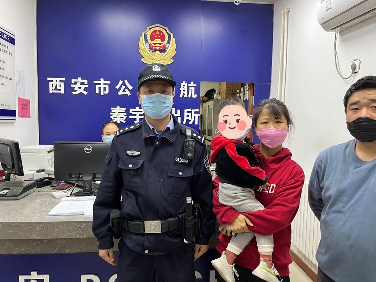 西安航天公安：带娃老人突发急症 民警送医护娃解民忧