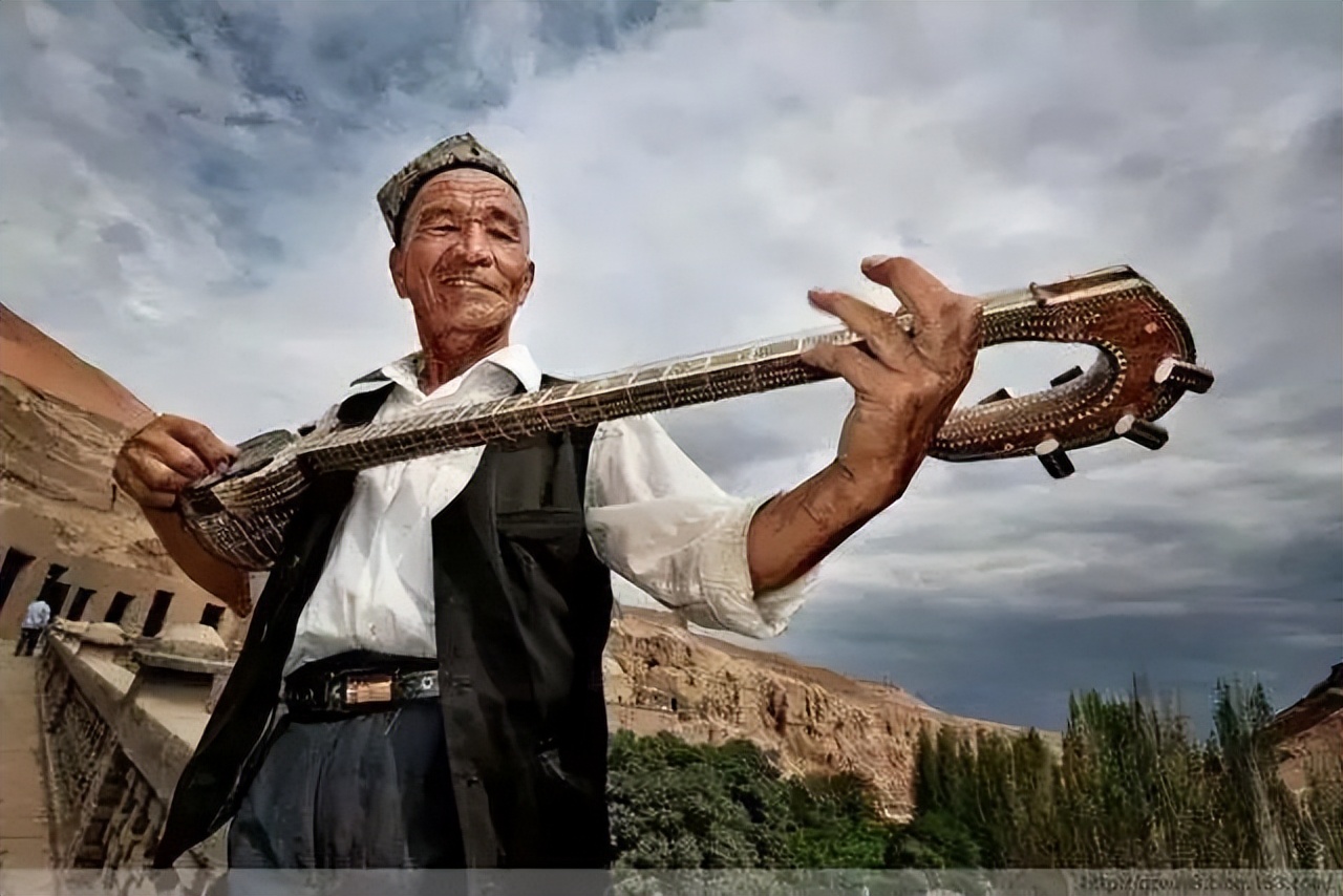 民间流传的喀什热瓦普全长130厘米,音箱呈半球形,用整块桑木挖制,面部