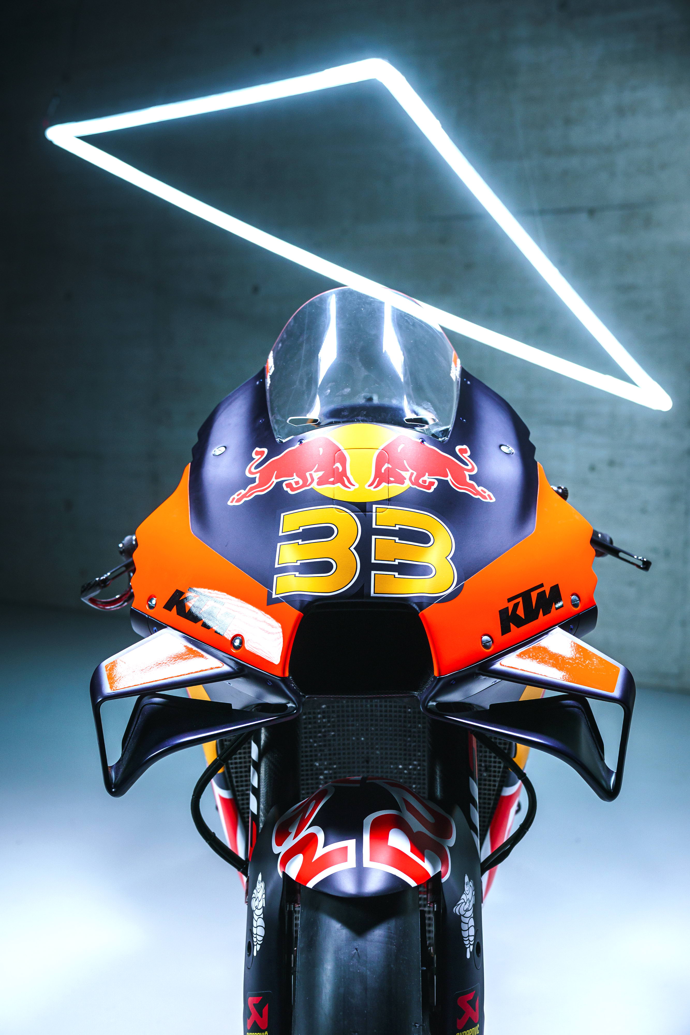 赛车rc比赛(MotoGP 2022：KTM MotoGP 红牛车队的 RC16 赛车)