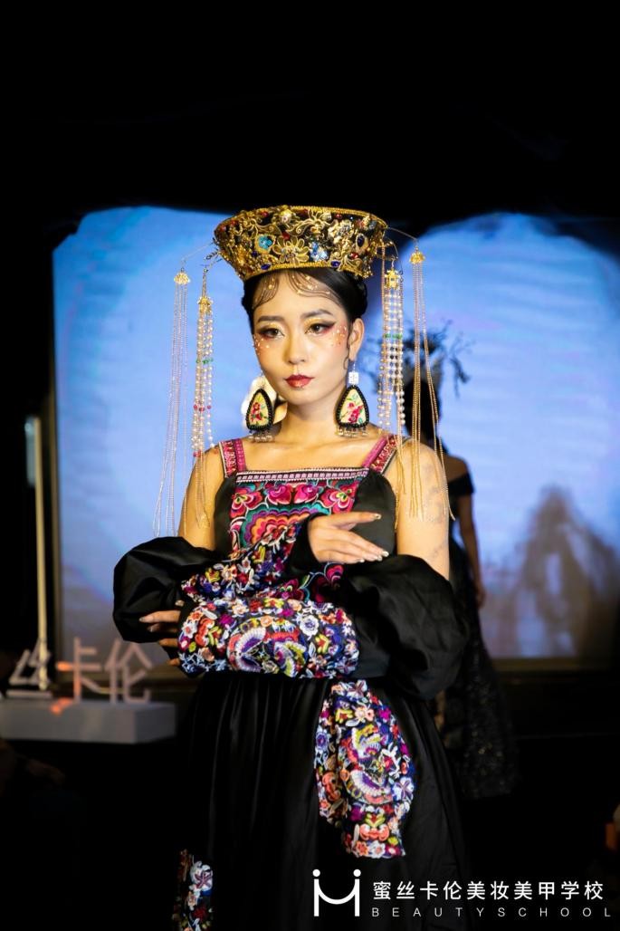 蜜丝卡伦美妆美甲学校启幕大秀，致敬色彩，戏出云南