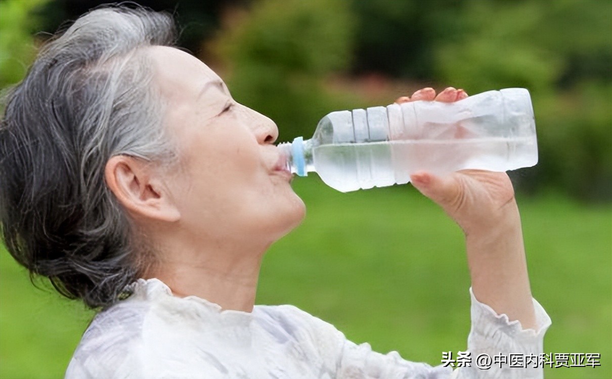 人体一天需要多少水(1天喝8杯水？中医：脏腑缺的不是水，是津液，口干光喝水可没用)