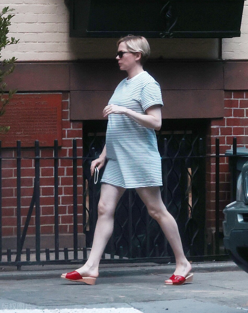 米歇尔-威廉姆斯在纽约外出挺大肚孕味十足