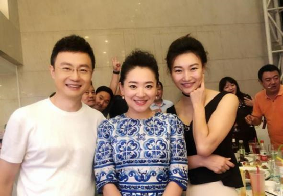 央视主持人刚强:娶二婚春妮为妻,43岁当了爸爸,今一家3口幸福美满