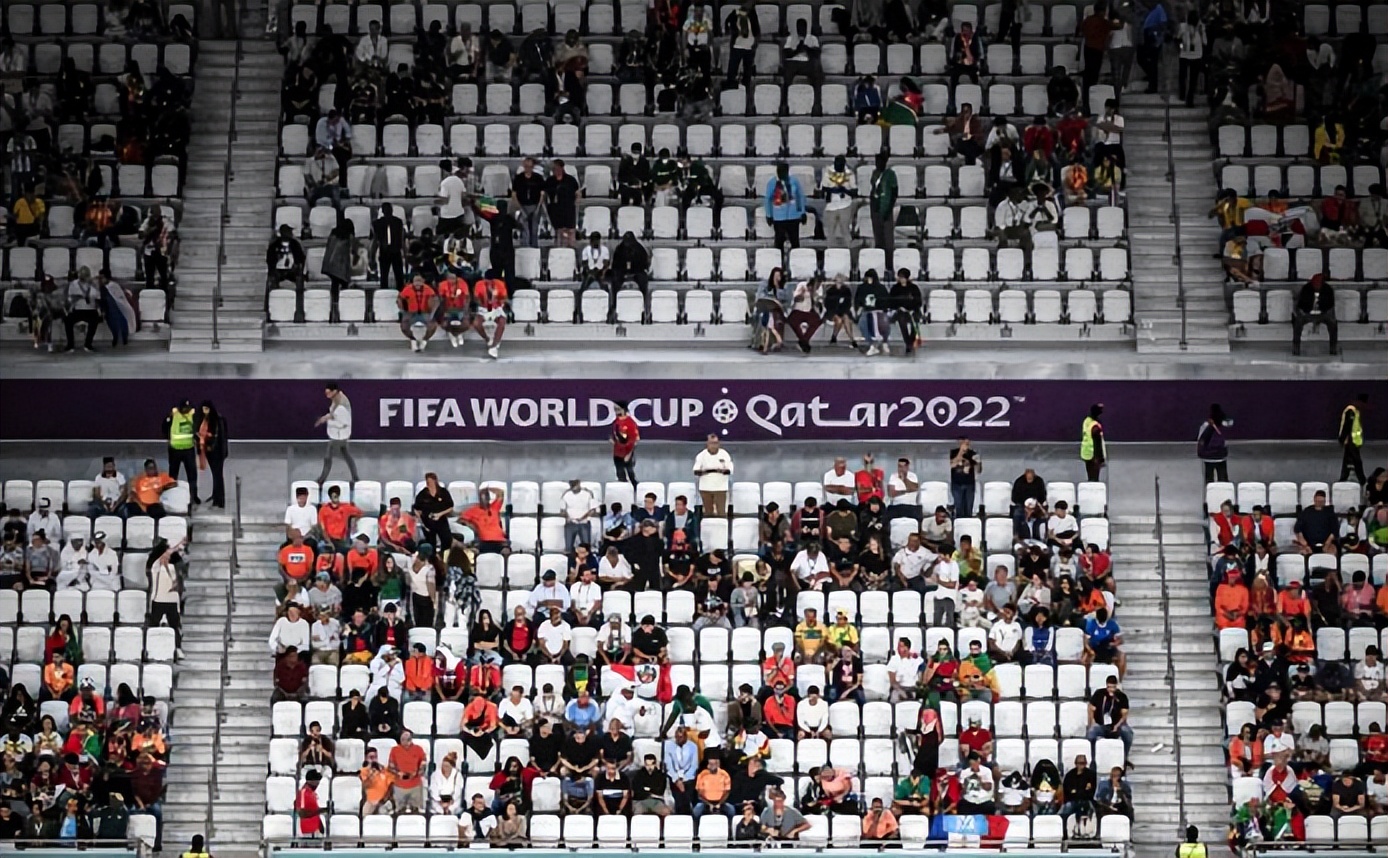 世界杯足球场是几人制(世界杯上座率造假？4万人球场坐了41721人，看台却有大片空白)