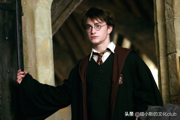 《哈利·波特》：哈利不愧是个魔法天才，咒语“一看就会”
