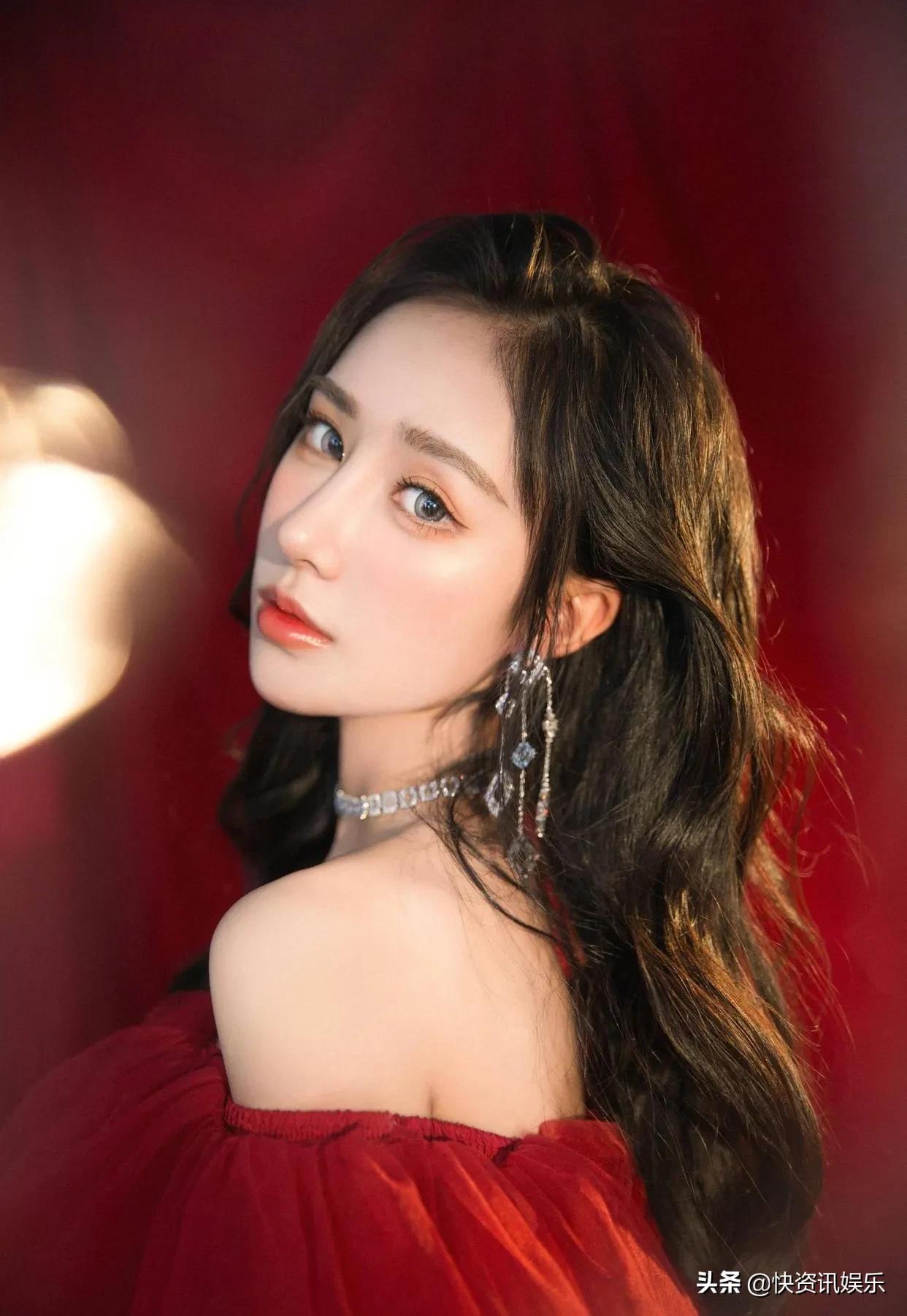 身穿一袭红色纱裙的苏然咯真美