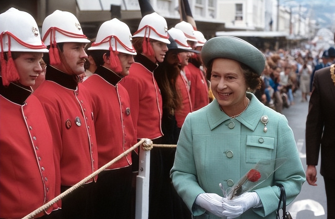 恭喜德比小将赞扎拉(令人泪目！英国伊丽莎白二世女王生命中的96年都藏在了96张照片里)