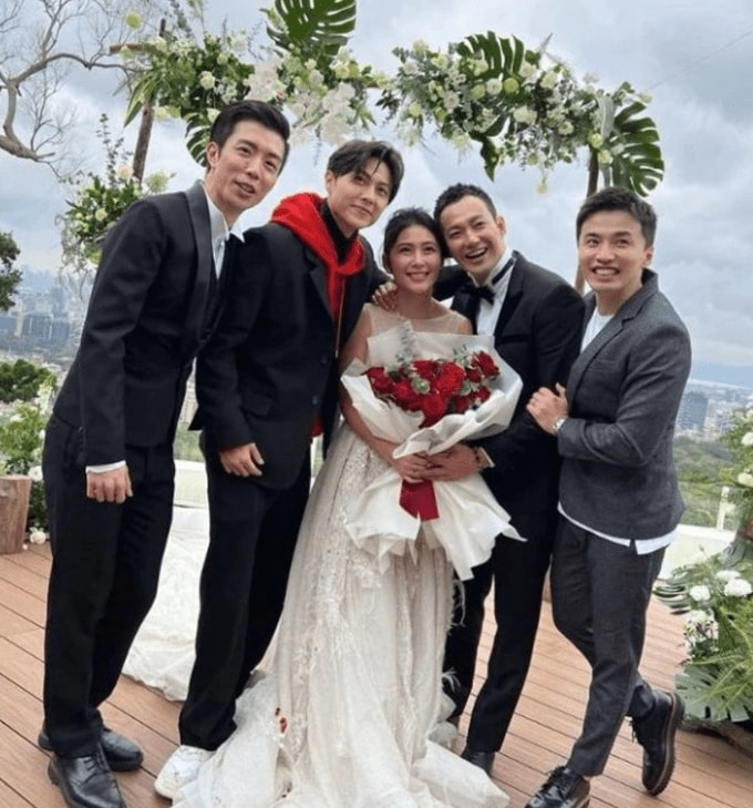 棒棒堂成员杨奇煜晒全家福，官宣二胎得子，王子贺军翔众星送祝福