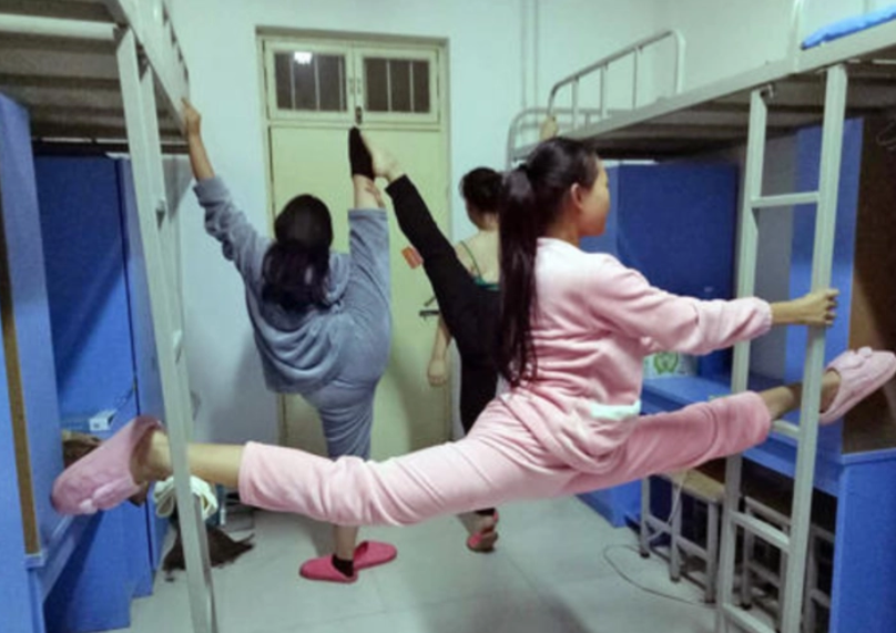 大学女生宿舍有多卷？给室友眼镜上锁不算啥，“体育加项”才吓人