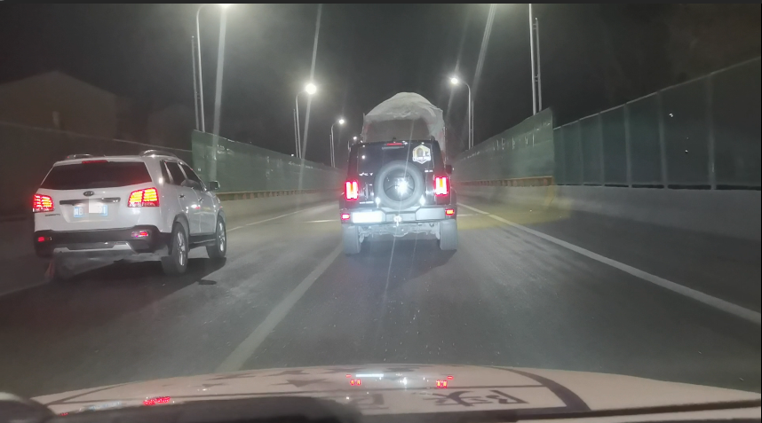 铜川市交通运输综合执法支队：两轿车嚣张疯狂堵截阻挡执法车辆嫌疑人被刑拘