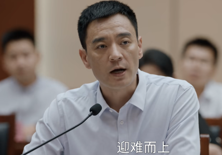 发型平平无奇,没有刻意做凹造型,怎么清爽怎么来,依旧保持着领导干部