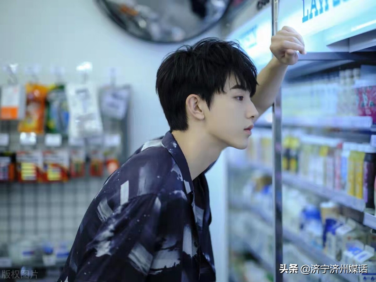 郭俊辰机场穿搭：白衬衫白Tee,阳光帅气