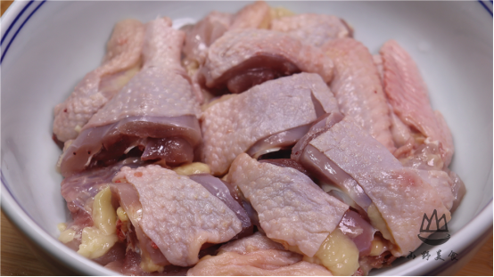 炖鸡肉时，最忌直接焯水和加盐！教你一招，鸡肉鲜香嫩滑不柴不腥