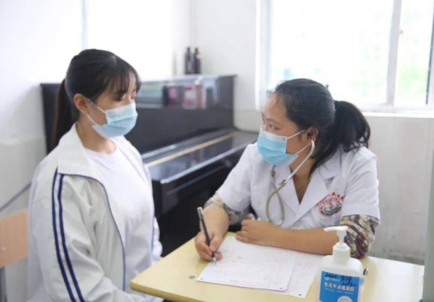 高考体检时学生需全部脱光？高三学生被吓坏，医生：我也不想看