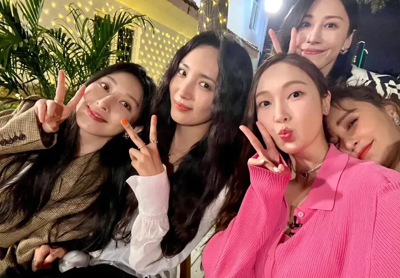 郑秀妍，被粉色治愈的夏天，粉色系娇嫩减龄，肌肤如雪面若桃花