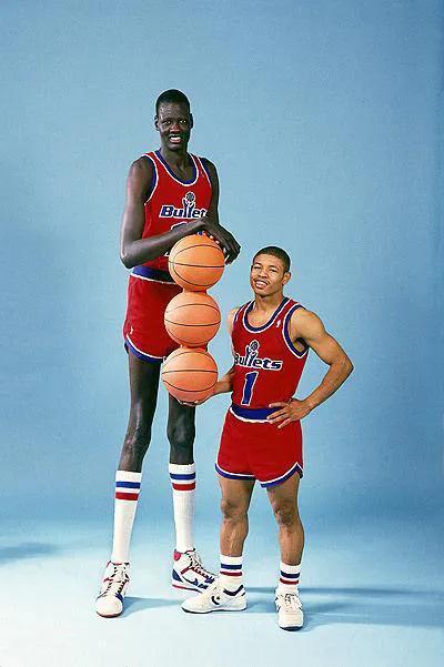 博格斯身高1.6米，确是NBA最欢迎的球员之一