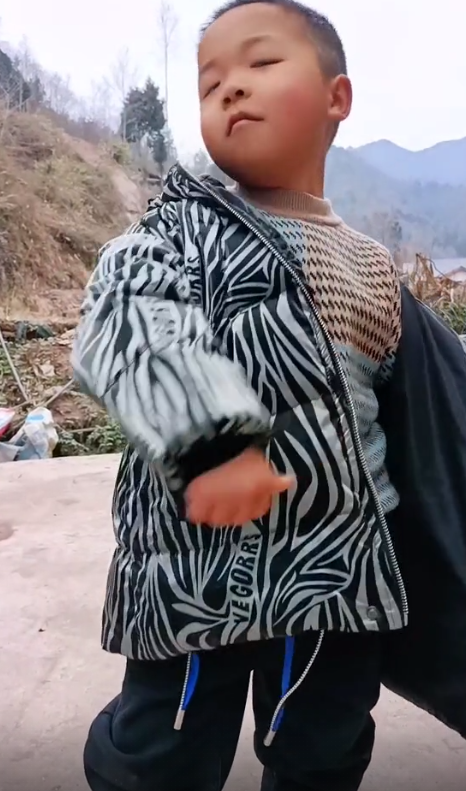 “未来歌神”：6岁农村萌娃“戏精附体”，靠模仿对口型唱歌走红