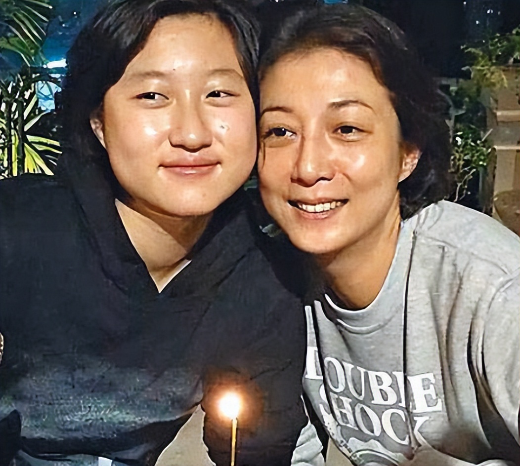 成龙女儿拒绝回家过年,宁肯街头领救济粮,也要跟不工作的妻子过