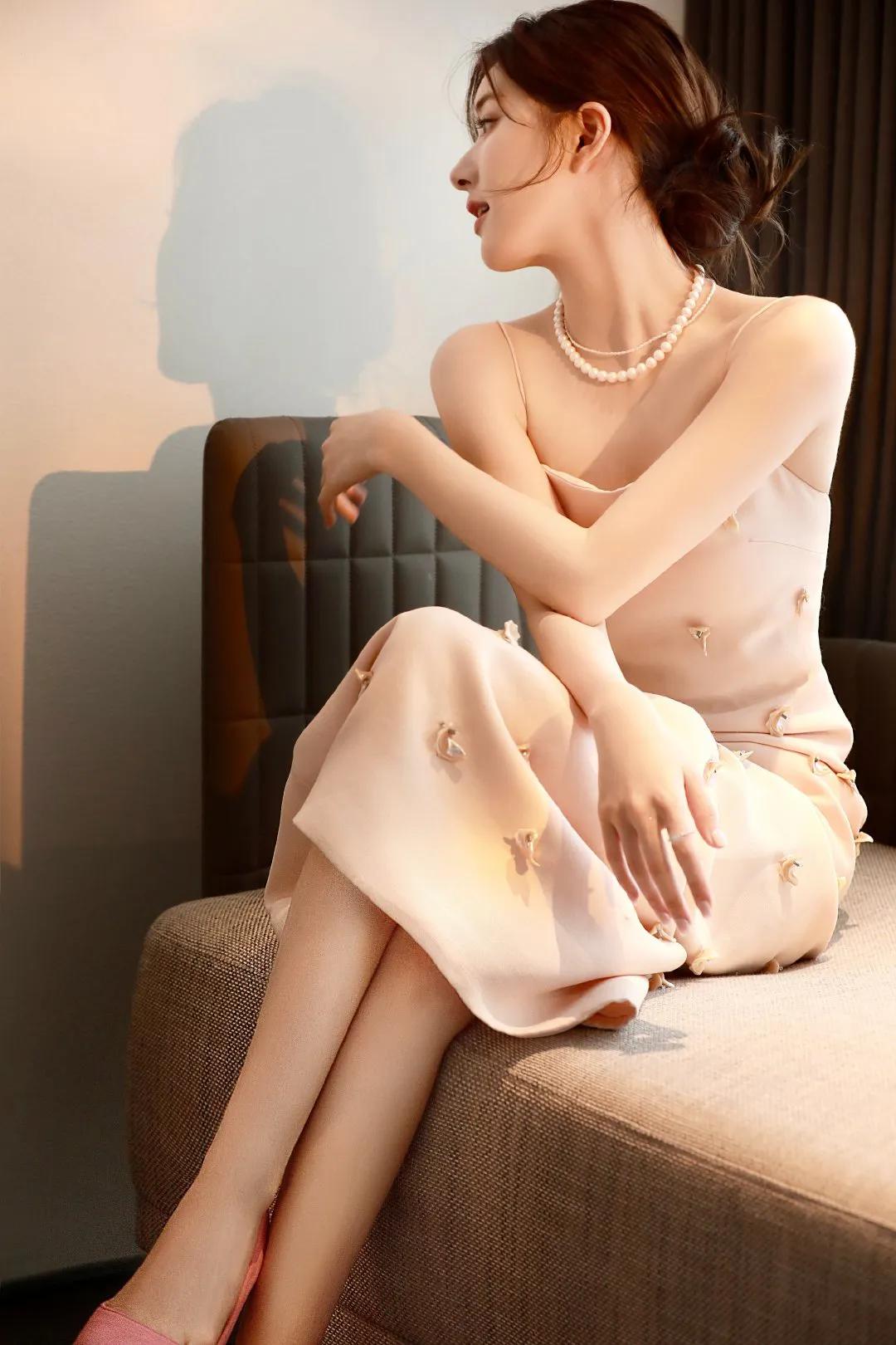 赵露思珍珠吊带长裙