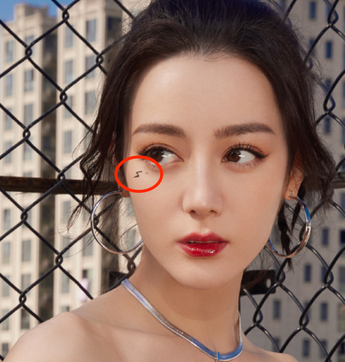 知名女星热巴穿抹胸拍大片!躺地上炫出巴掌细腰,一双腿又直又长