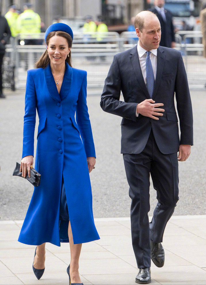 凯特王妃与威廉王子现身，蓝色大衣高贵典雅，共撑一把伞像偶像剧