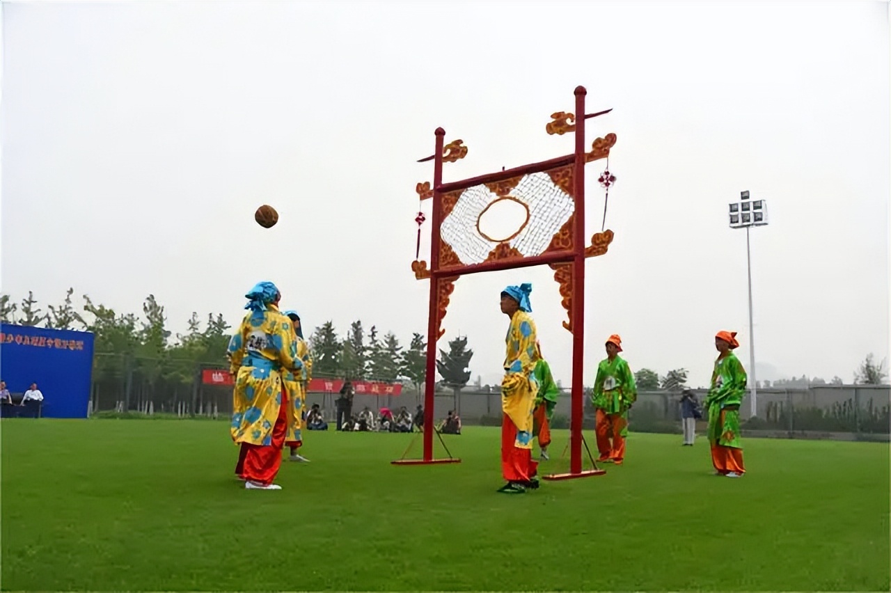 足球比賽踢到觀眾席的球怎么處理（世界杯冷知識(shí)，踢到看臺(tái)上的足球能帶走嗎？如果強(qiáng)行帶走會(huì)怎樣？）